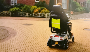 hoe veilig linksaf slaan met scootmobiel