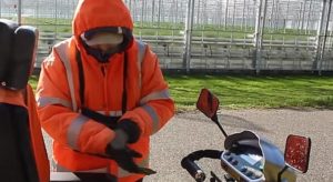 warm scootmobiel rijden in de winter