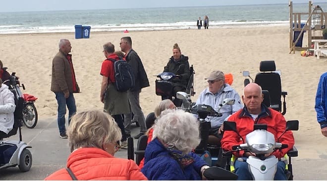 Deelnemers MS scootmobiel- en fietstocht op een Quingo leenscootmobiel