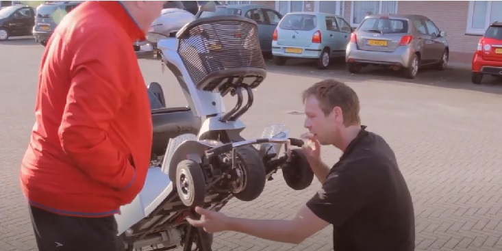 quingo monteur onderzoekt oorzaak rammelend geluid scootmobiel