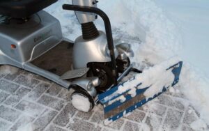 zelfgemaakte Quingo sneeuwschuif voor de scootmobiel
