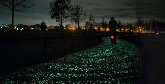 scootmobiel-rijden-lichtgevende-fietspaden-Van-Gogh-Nuenen-glowing-lines-belijning