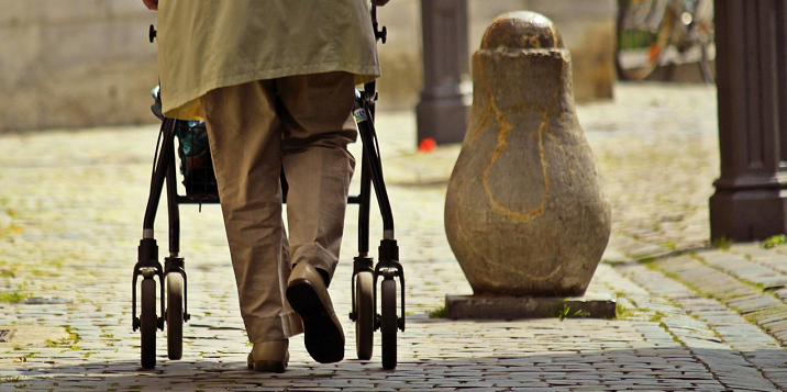 valpreventie-senioren-rollator-bewegen-hulpmiddel